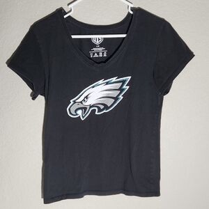 Philadelphia Eagles Shirt size L has cracks in graphics Faded black Flaw